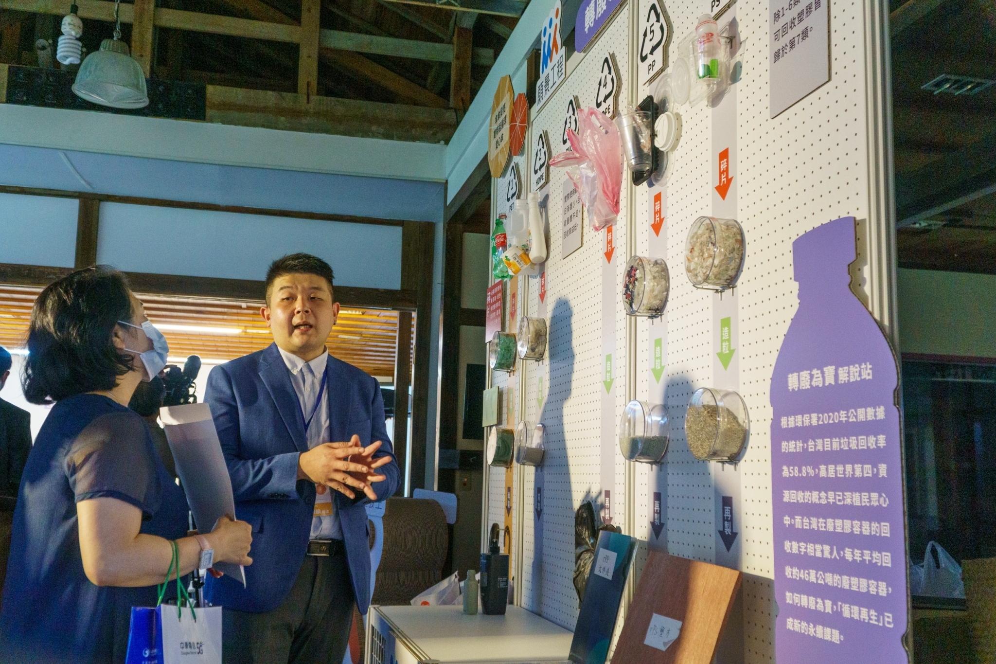 豐溢綠能材料 張福麟經理向民眾說明合作內容 圖：願景工程基金會提供
